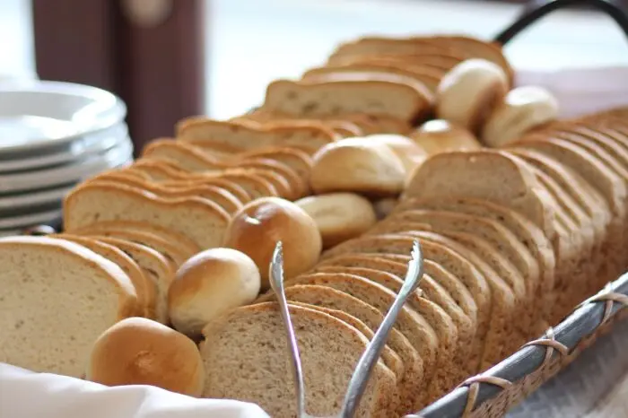 Pan y productos del desayuno buffet de Hotel Germania